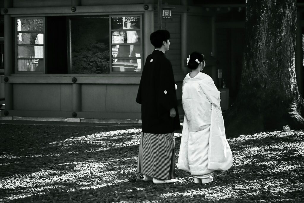 Novios con shiromuku y montsuki en un santuario sintoísta