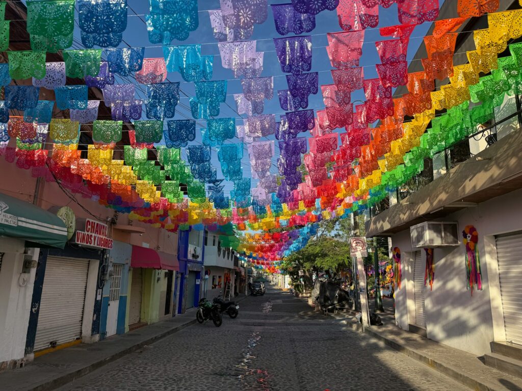 Papel picado de colores colgado en una calle de México