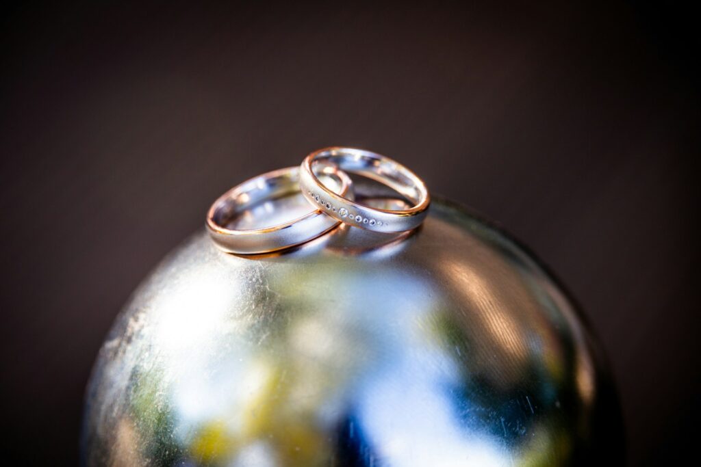 Alianzas de boda sobre un globo terráqueo