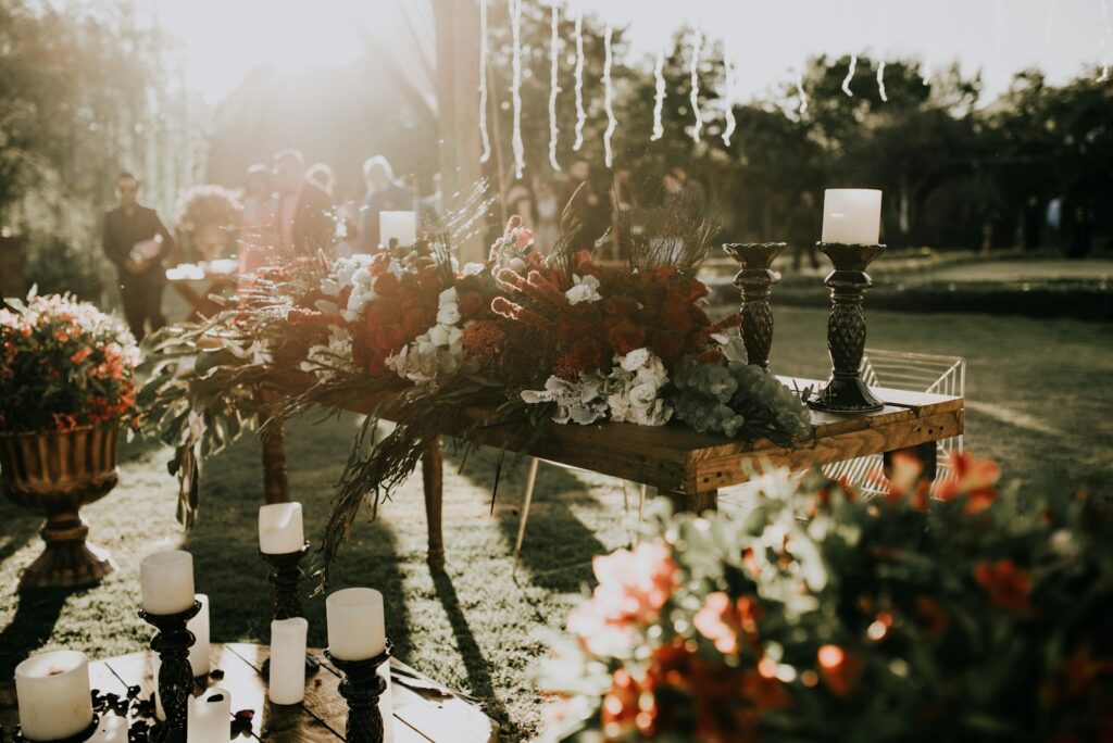 Decoración de boda vintage con flores y candelabros