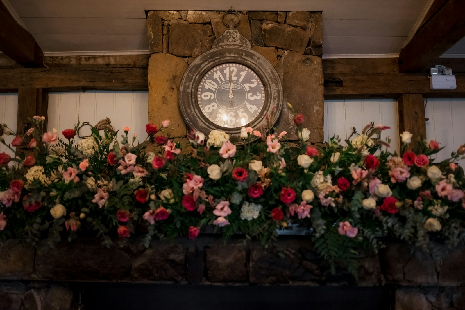Reloj antiguo y flores como detalle de una boda vintage