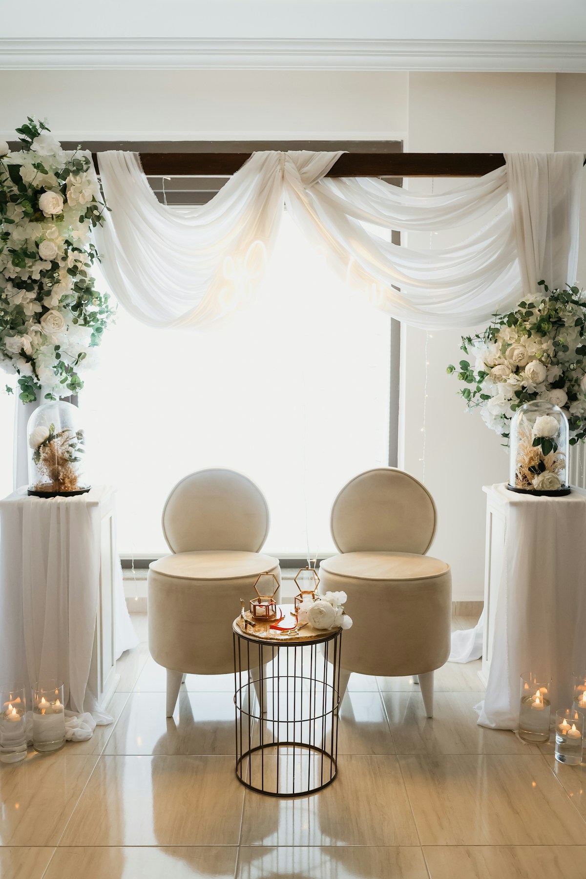 Decoración en blanco con flores y velas para unas bodas de diamante