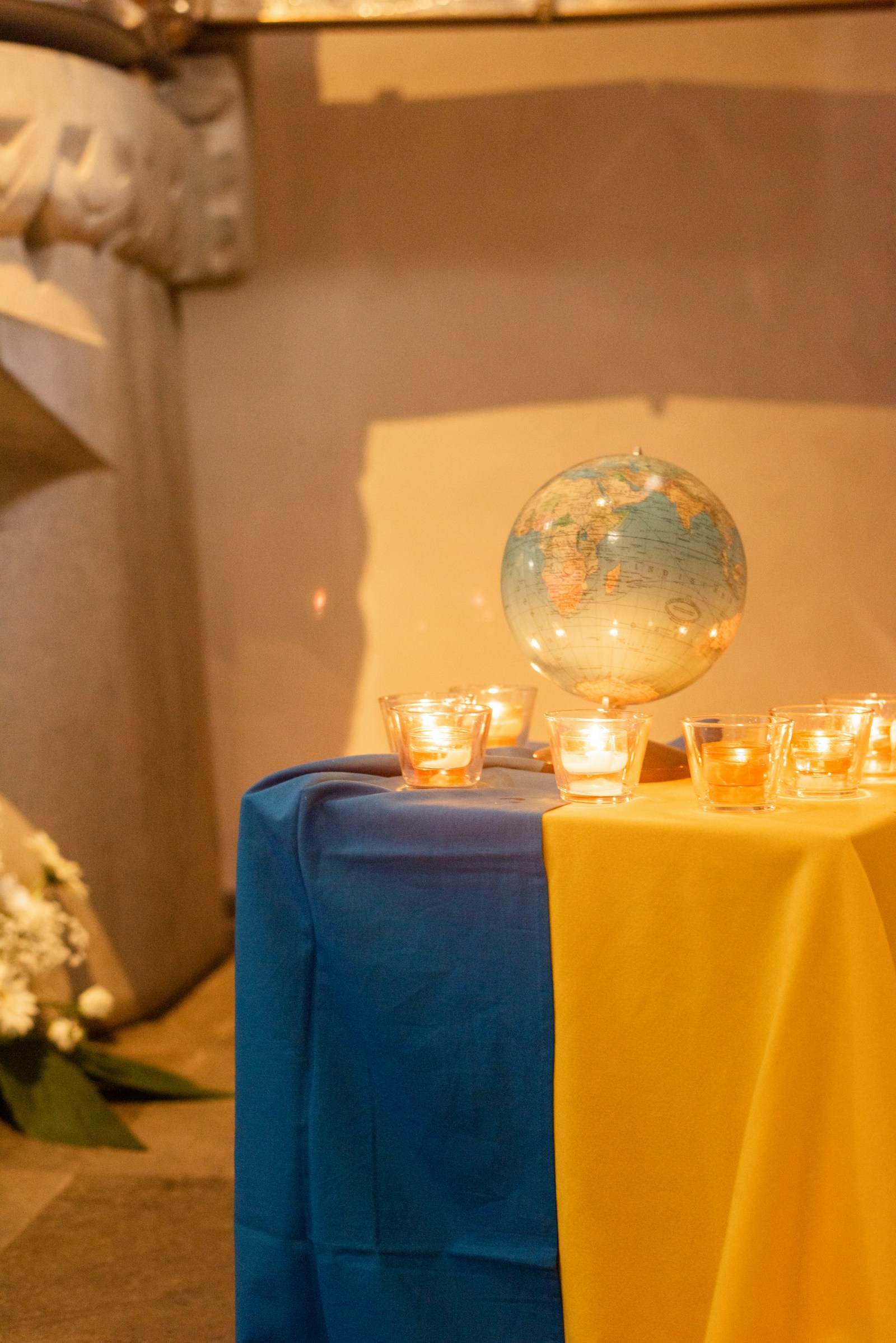 Mesa decorada con velas y un globo terráqueo