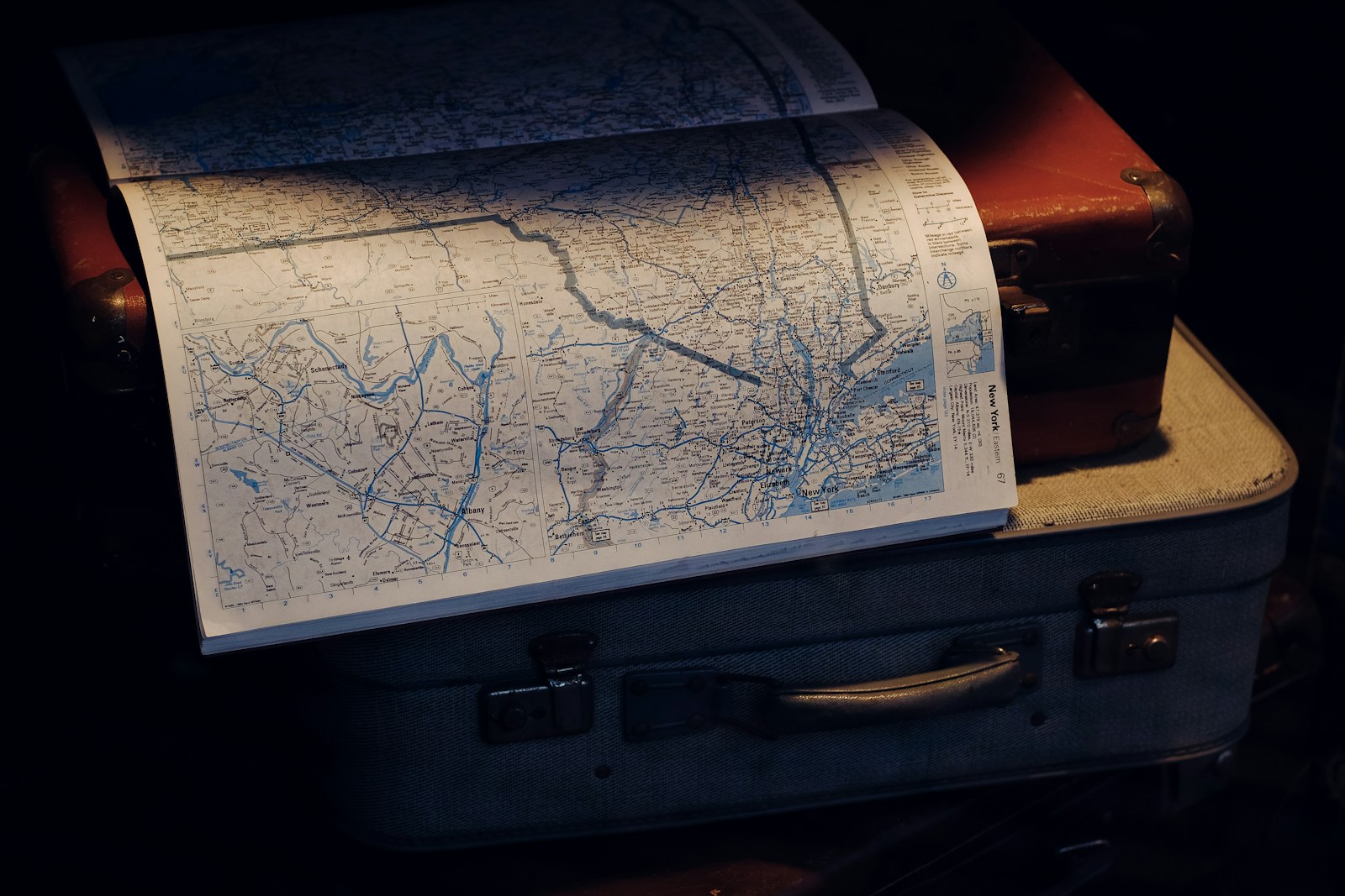 Mapa antiguo sobre una maleta como decoración de boda