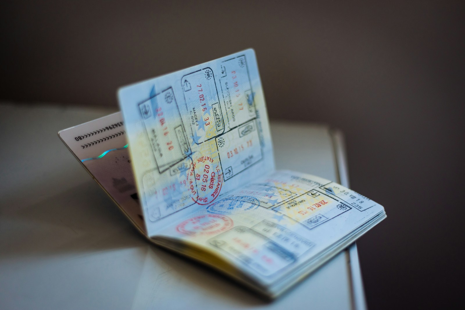 Pasaporte con sellos como inspiración para invitaciones de boda
