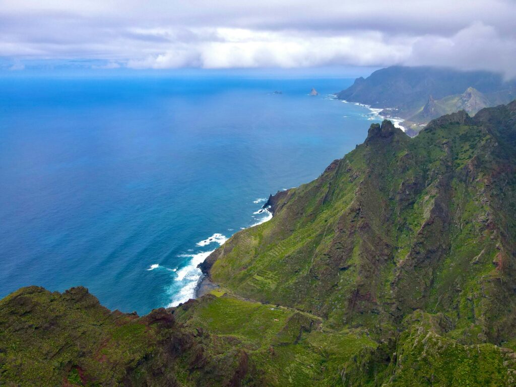 Acantilados verdes de la costa de Kauai, en Hawái