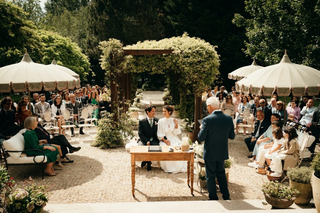 Ceremonia civil en un jardín conducida por un oficiante