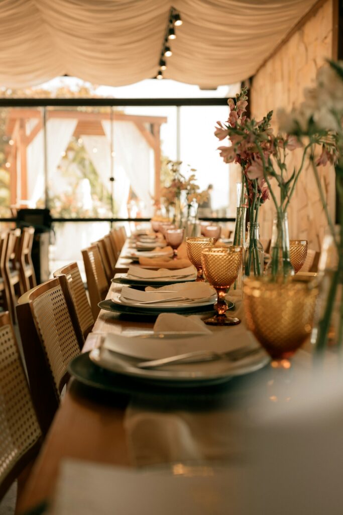 Mesa imperial de boda con centros florales y copas
