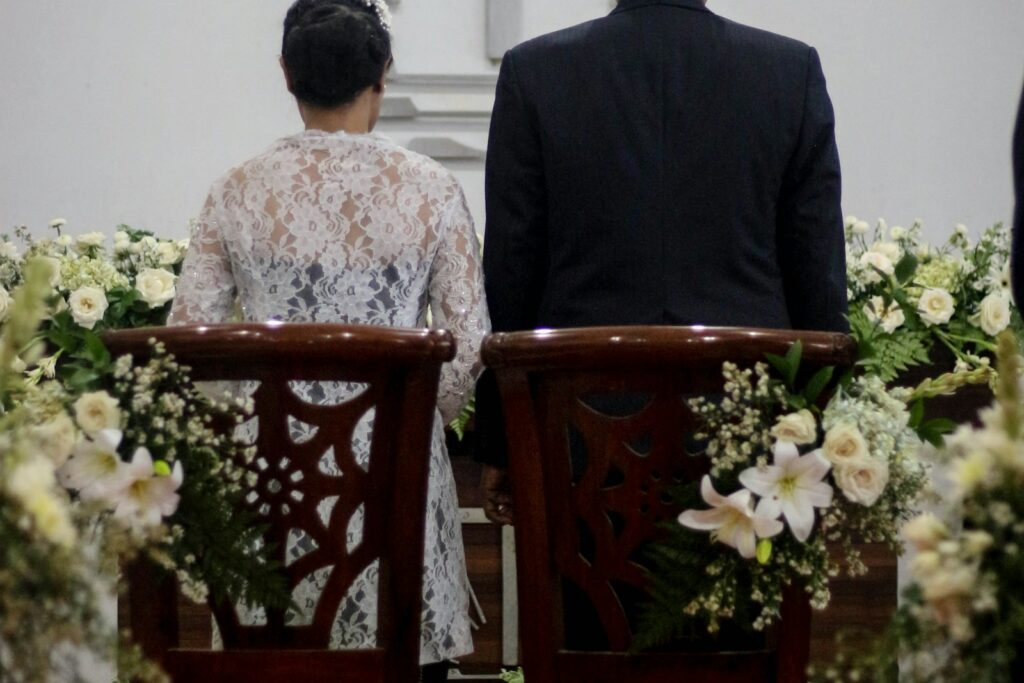 Novios ante el altar durante una boda religiosa