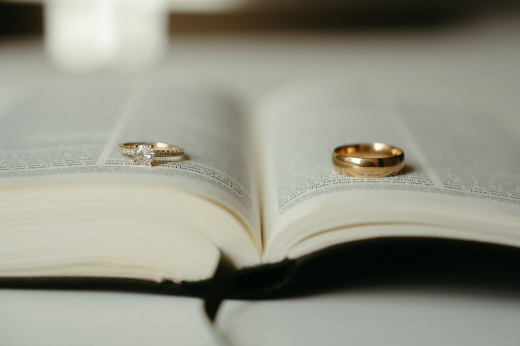 Alianzas de boda sobre un libro abierto, como las lecturas de la ceremonia